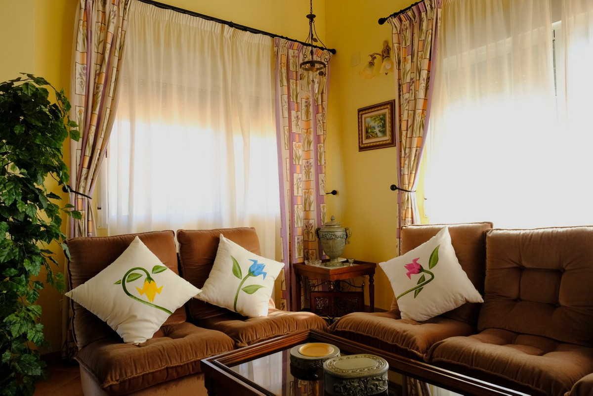 For sale - 5 Bedroom 3 Bathroom House - Detached Villa in Orihuela - Orihuela Centro  - Alicante
