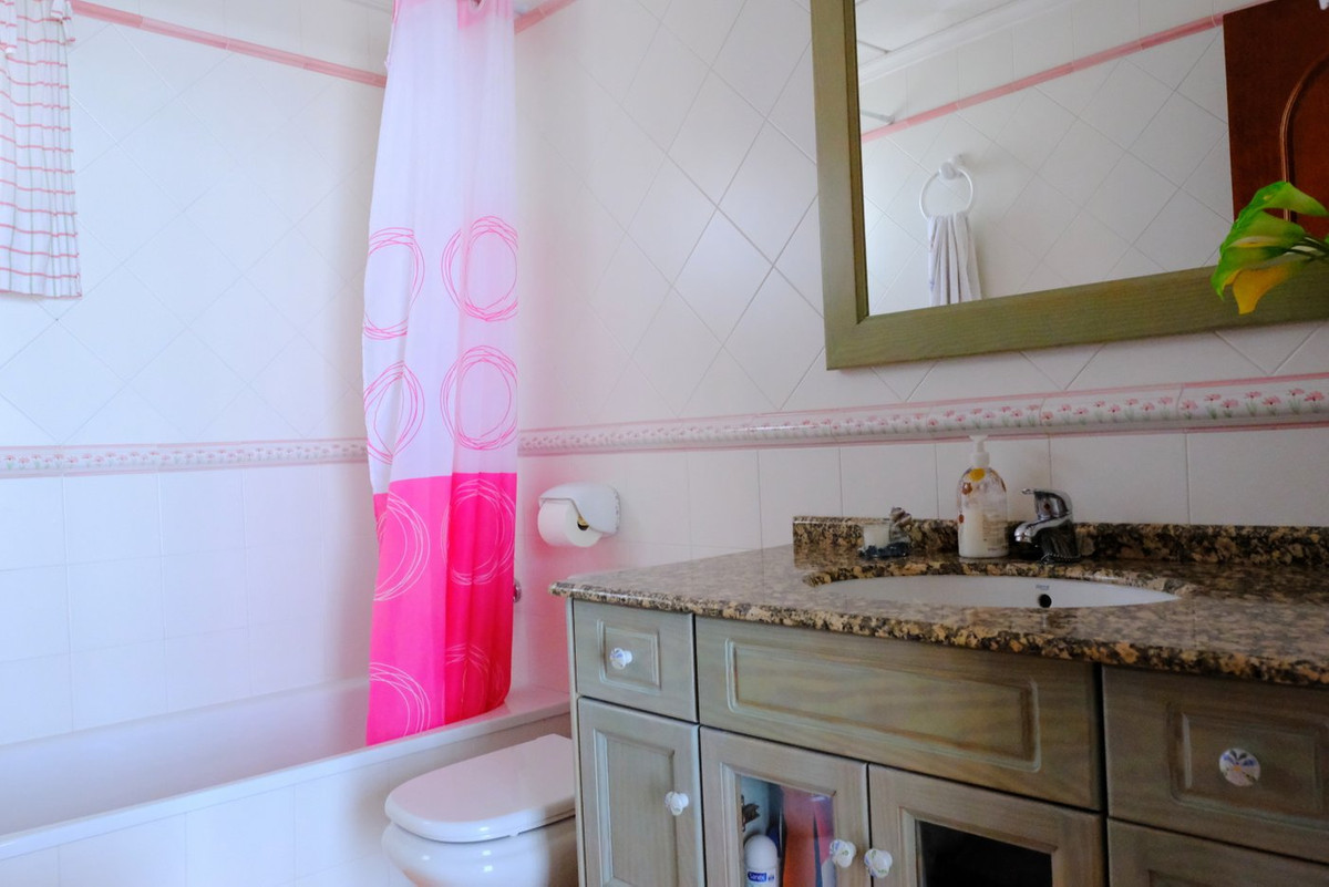 For sale - 5 Bedroom 3 Bathroom House - Detached Villa in Orihuela - Orihuela Centro  - Alicante