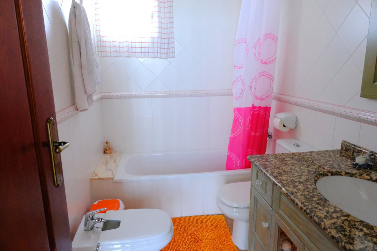 For sale - 5 Bedroom 3 Bathroom House - Detached Villa in Orihuela - Orihuela Centro  - Alicante