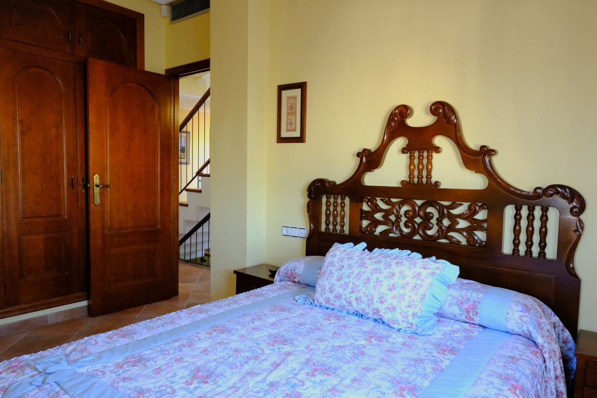 For sale - 5 Bedroom 3 Bathroom House - Detached Villa in Orihuela - Orihuela Centro  - Alicante