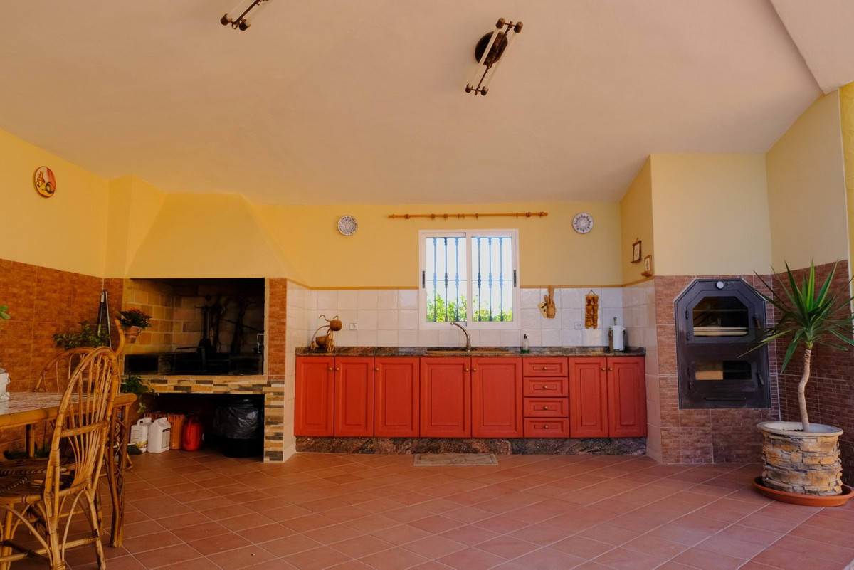 For sale - 5 Bedroom 3 Bathroom House - Detached Villa in Orihuela - Orihuela Centro  - Alicante