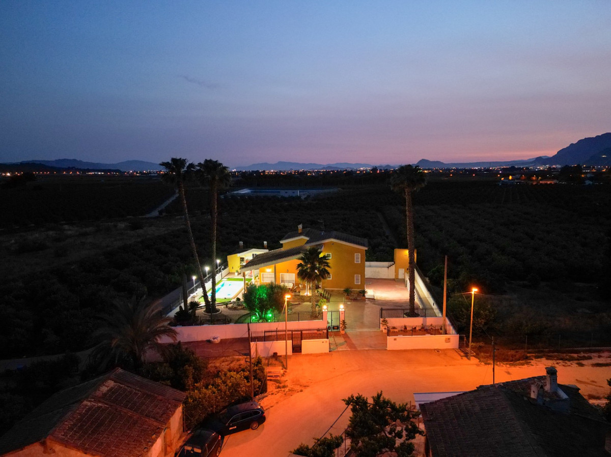 For sale - 5 Bedroom 3 Bathroom House - Detached Villa in Orihuela - Orihuela Centro  - Alicante