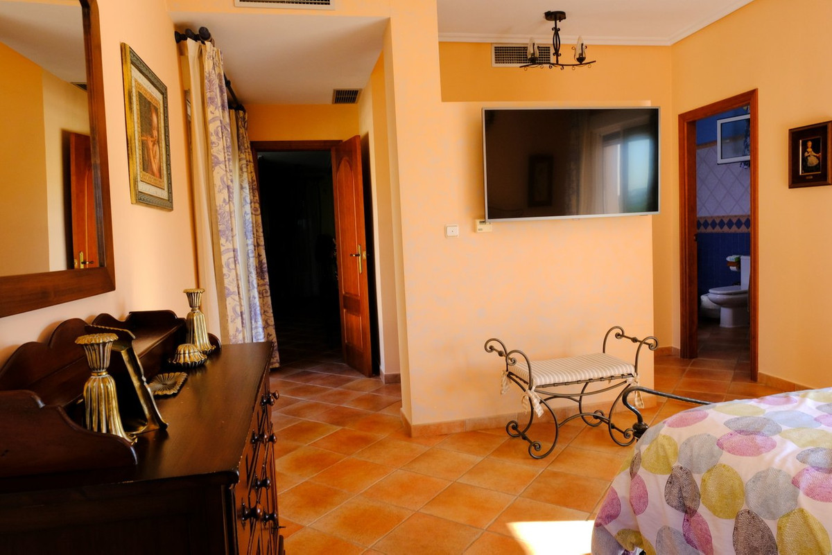 For sale - 5 Bedroom 3 Bathroom House - Detached Villa in Orihuela - Orihuela Centro  - Alicante