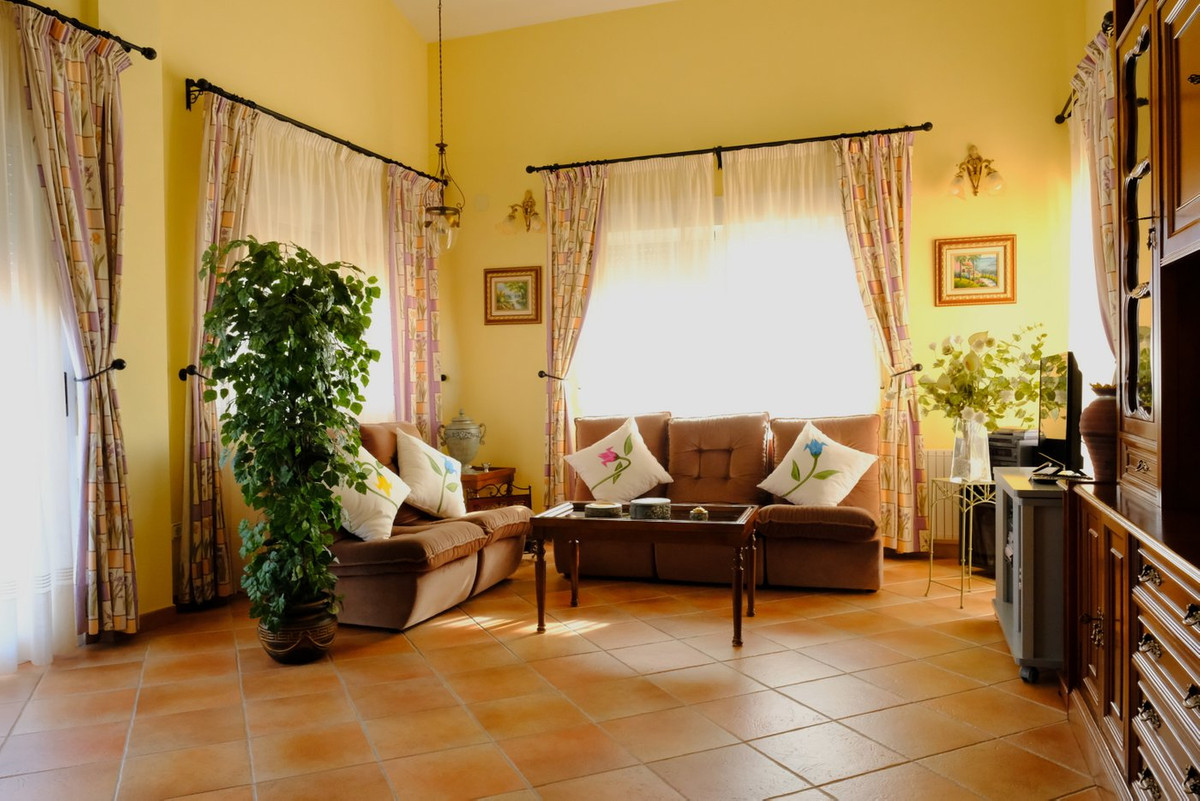 For sale - 5 Bedroom 3 Bathroom House - Detached Villa in Orihuela - Orihuela Centro  - Alicante