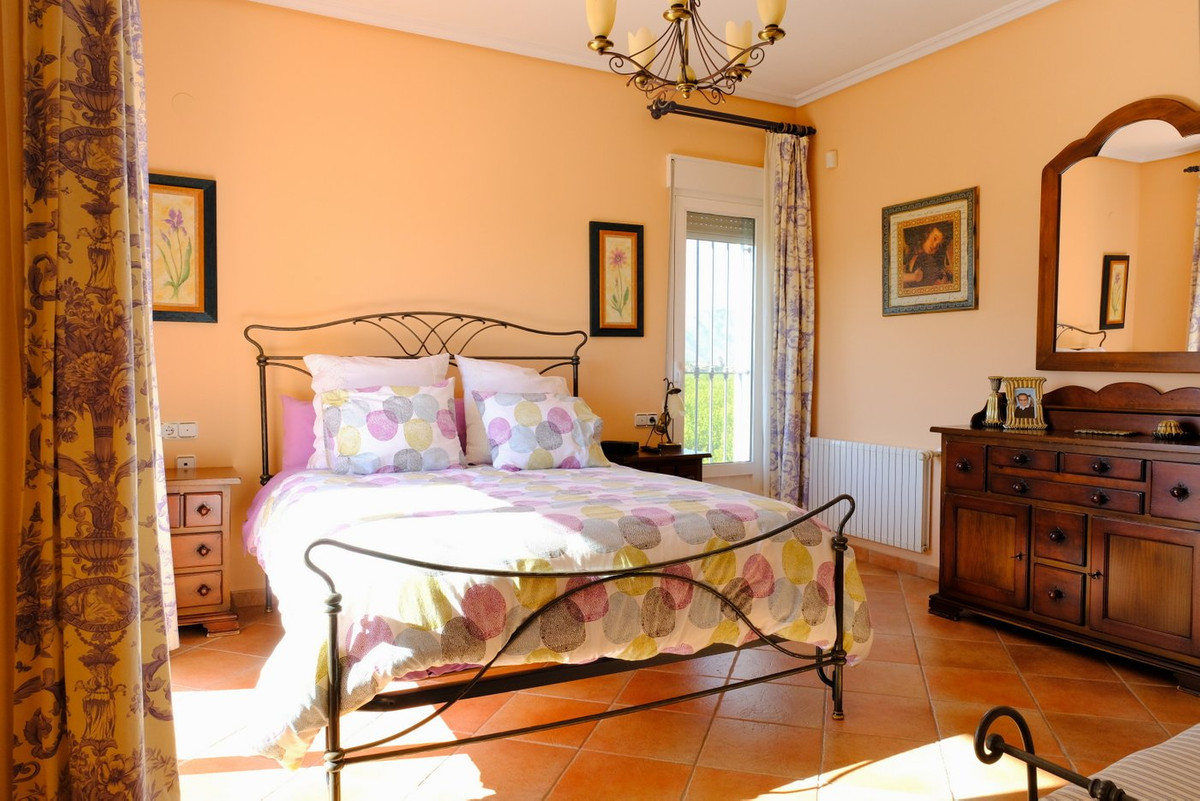 For sale - 5 Bedroom 3 Bathroom House - Detached Villa in Orihuela - Orihuela Centro  - Alicante