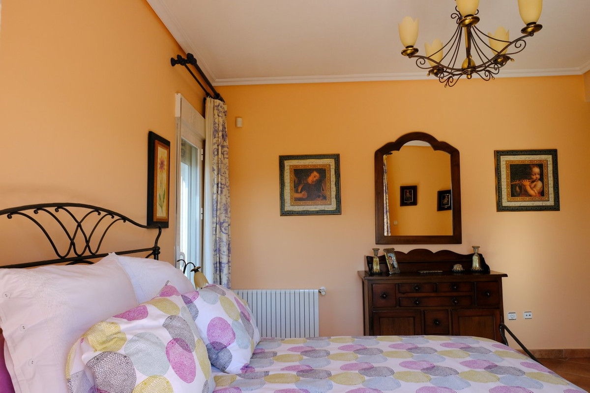 For sale - 5 Bedroom 3 Bathroom House - Detached Villa in Orihuela - Orihuela Centro  - Alicante