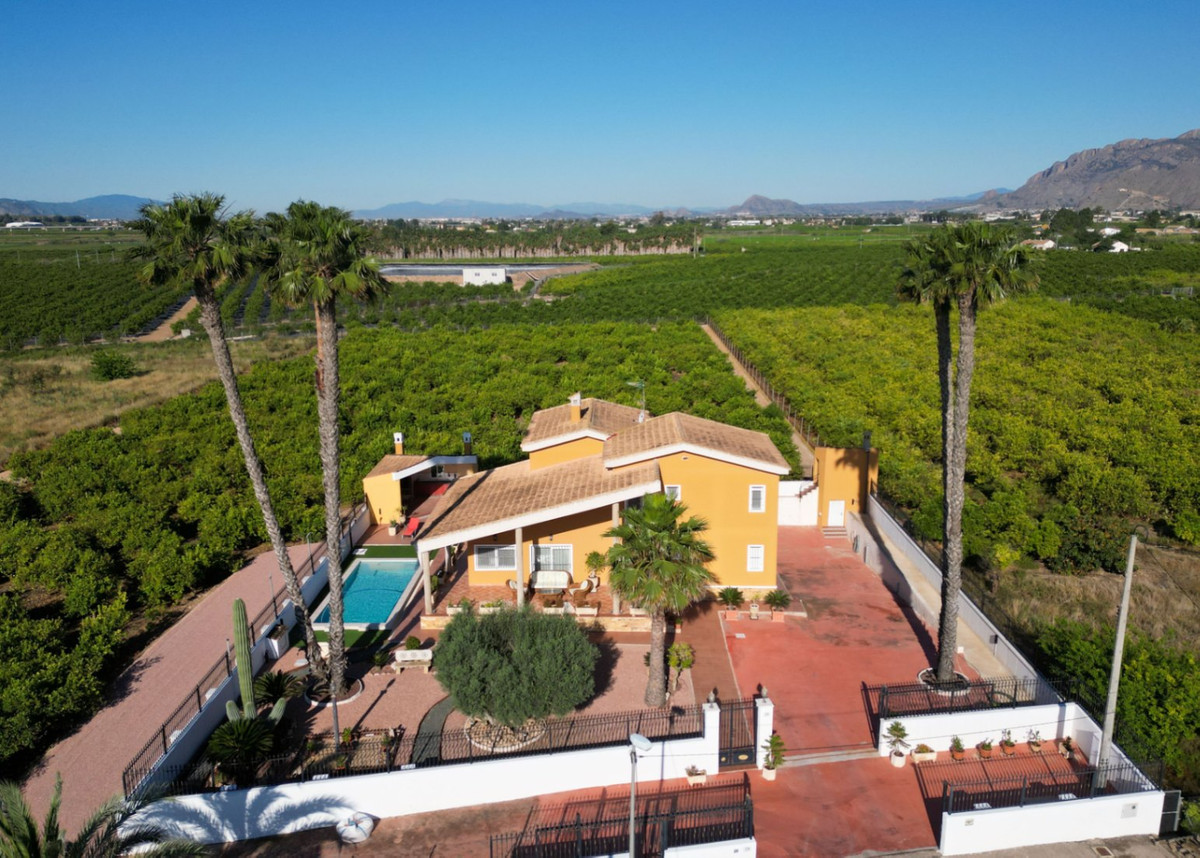 For sale - 5 Bedroom 3 Bathroom House - Detached Villa in Orihuela - Orihuela Centro  - Alicante