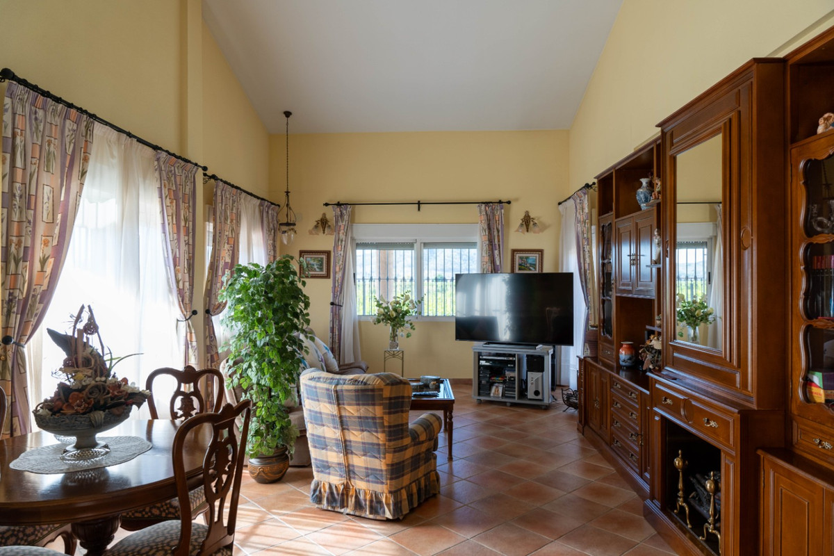 For sale - 5 Bedroom 3 Bathroom House - Detached Villa in Orihuela - Orihuela Centro  - Alicante