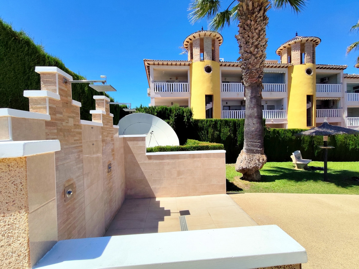 For sale - 2 Bedroom 1 Bathroom Apartment - Middle Floor Apartment in Orihuela - Villamartin  - Alicante