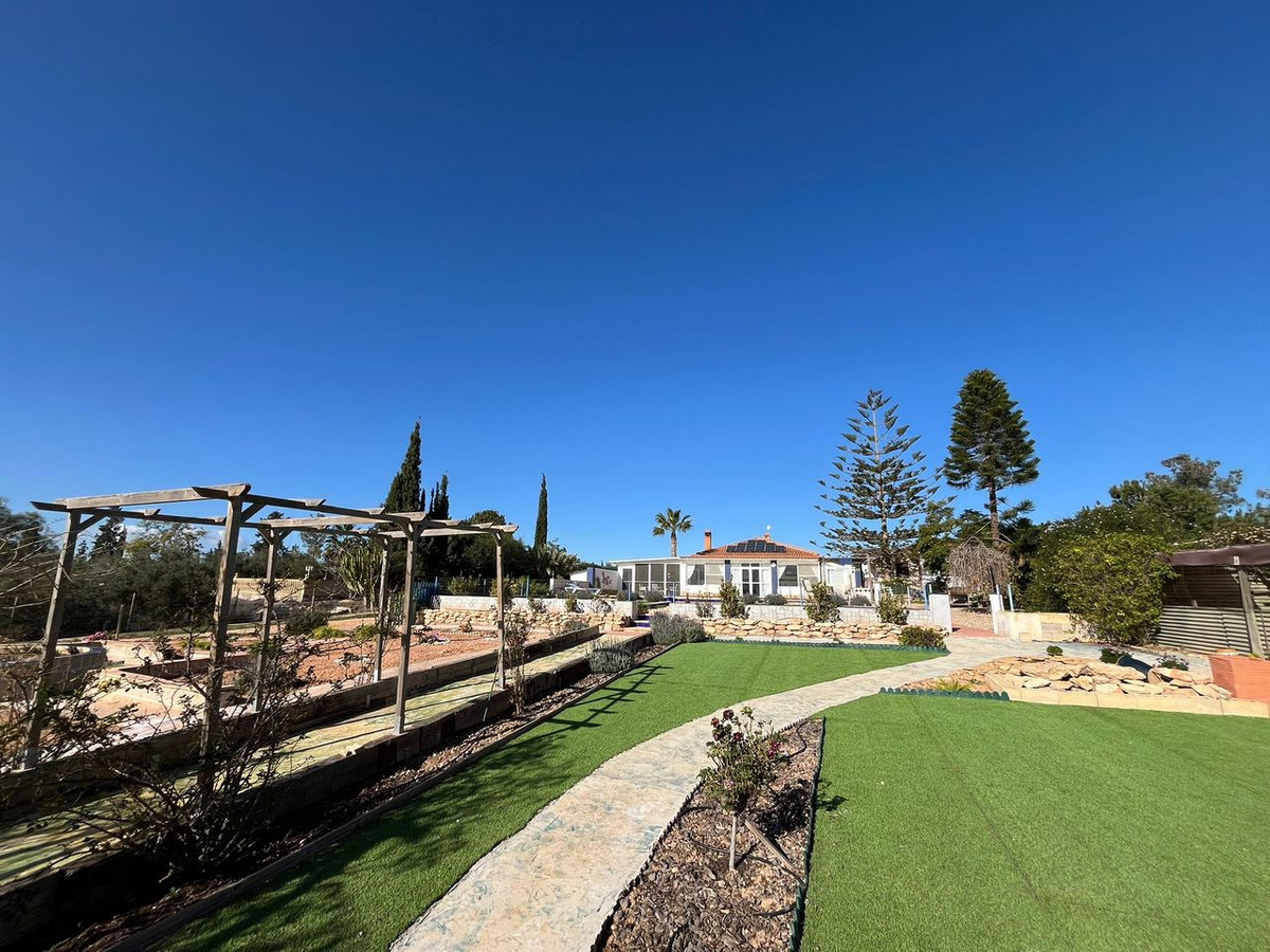 For sale - 6 Bedroom 3 Bathroom House - Detached Villa in Torre-Pacheco - La Torre Golf Resort  - Murcia