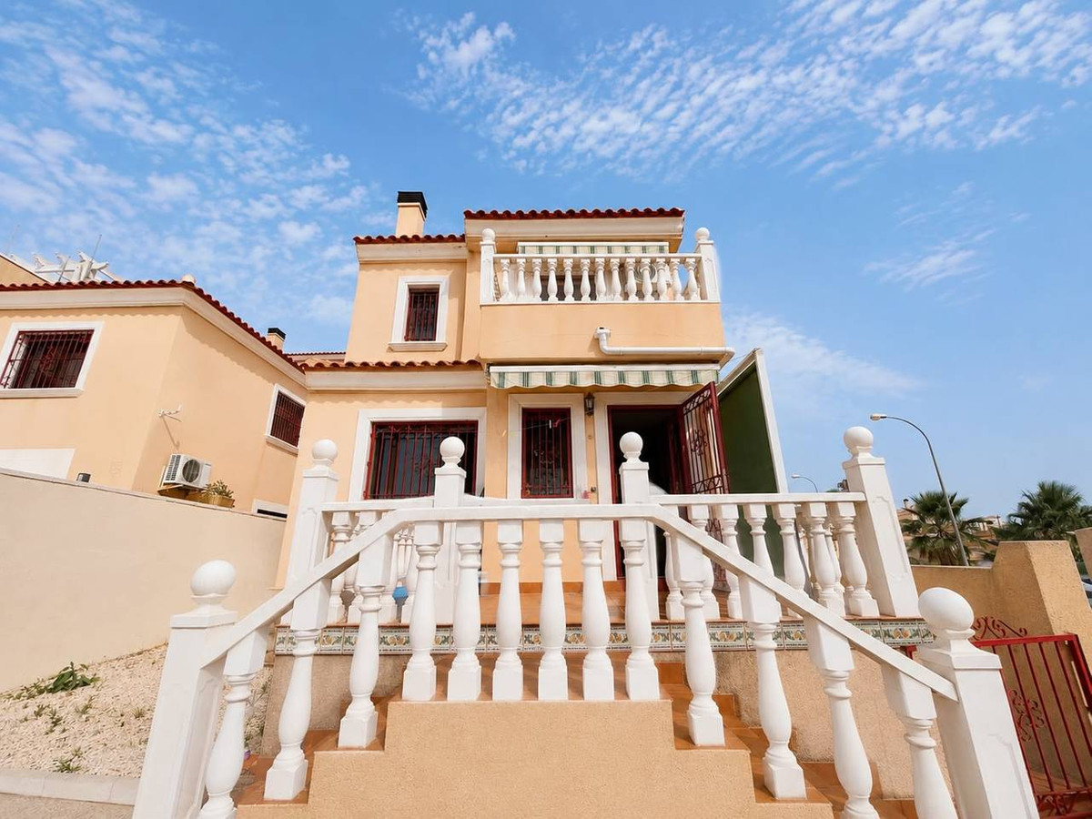 For sale - 2 Bedroom 2 Bathroom House - Detached Villa in Orihuela - Villamartin  - Alicante