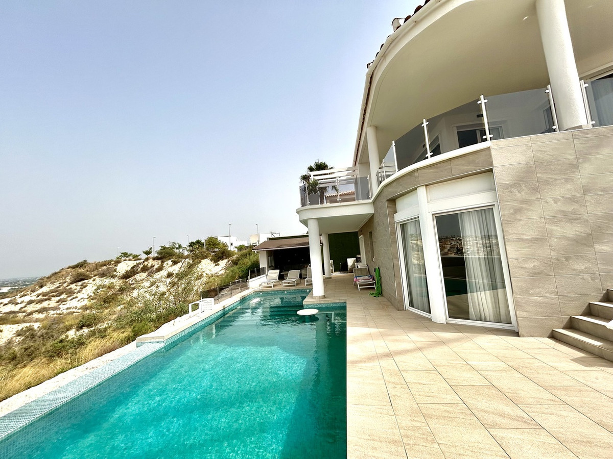 For sale - 4 Bedroom 5 Bathroom House - Detached Villa in Rojales - Ciudad Quesada  - Alicante