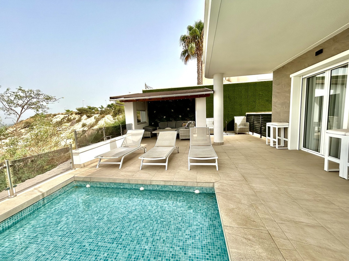 For sale - 4 Bedroom 5 Bathroom House - Detached Villa in Rojales - Ciudad Quesada  - Alicante