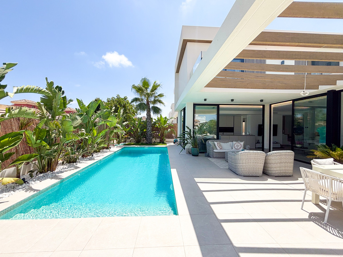 For sale - 3 Bedroom 3 Bathroom House - Detached Villa in Orihuela - Cabo Roig  - Alicante