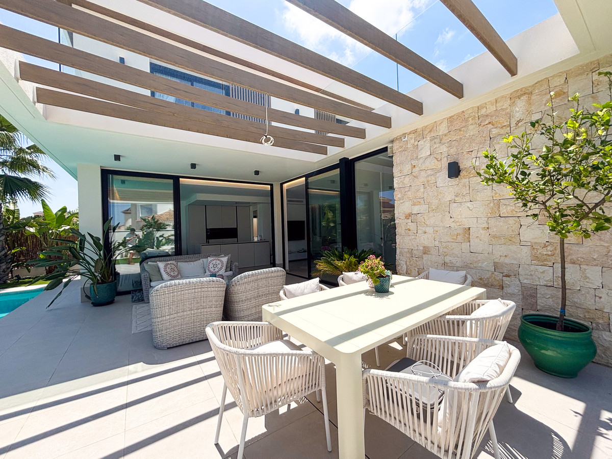 For sale - 3 Bedroom 3 Bathroom House - Detached Villa in Orihuela - Cabo Roig  - Alicante
