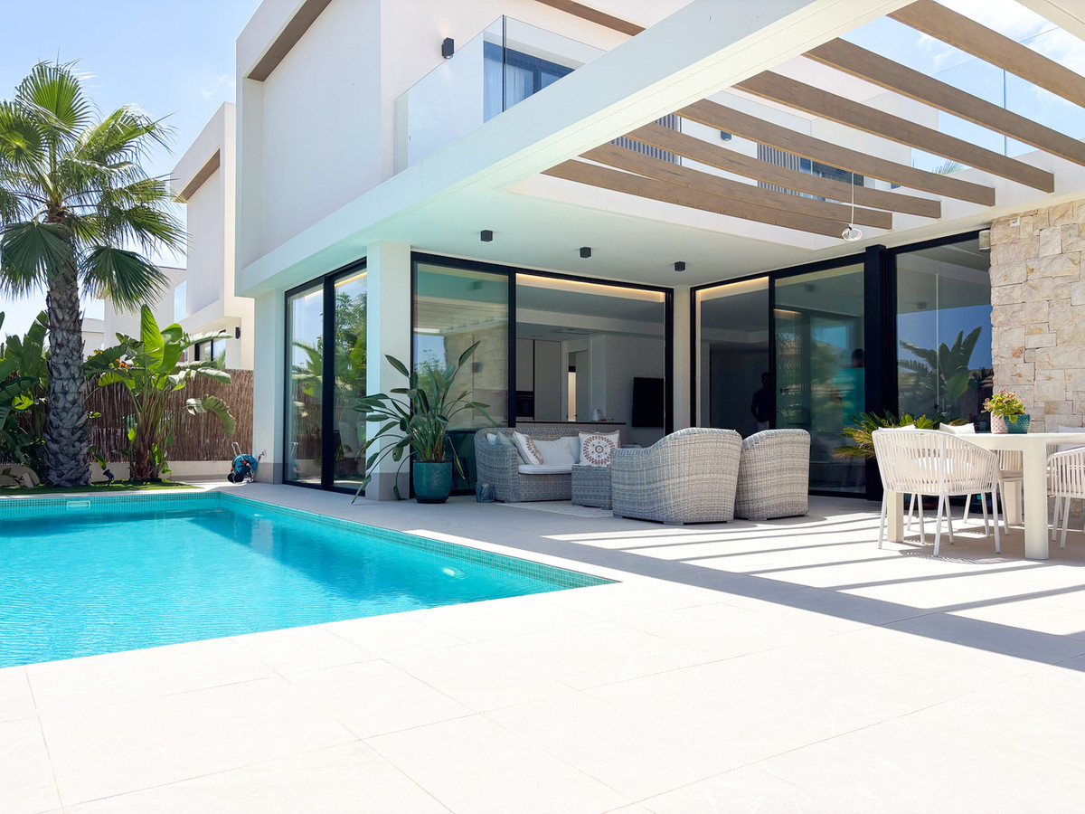 For sale - 3 Bedroom 3 Bathroom House - Detached Villa in Orihuela - Cabo Roig  - Alicante
