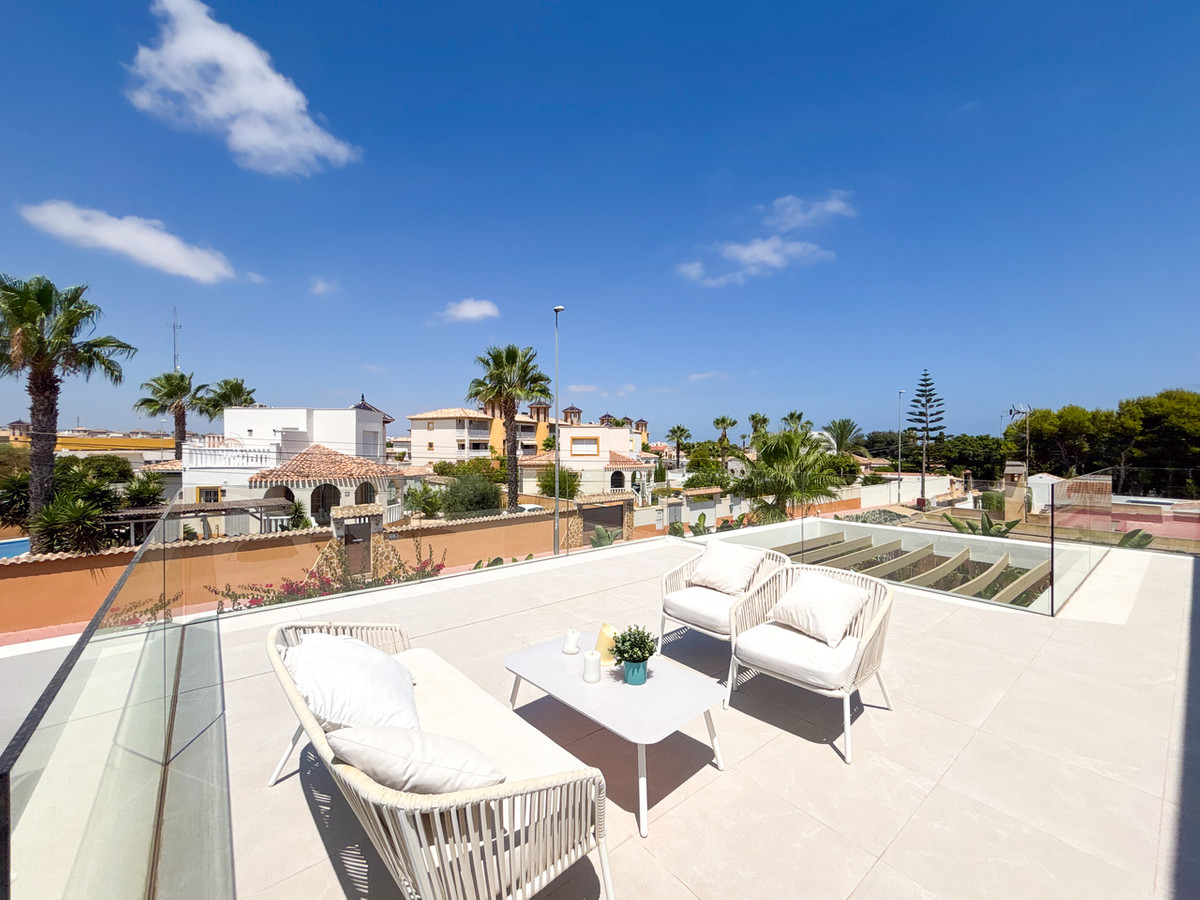 For sale - 3 Bedroom 3 Bathroom House - Detached Villa in Orihuela - Cabo Roig  - Alicante