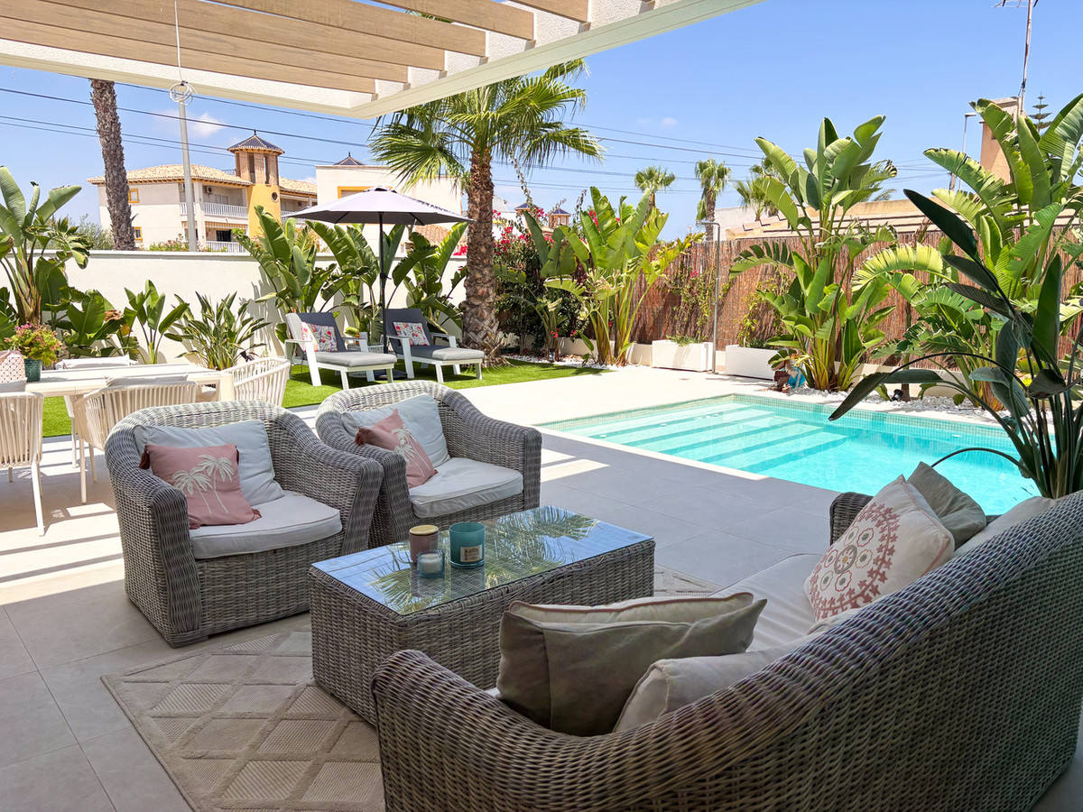 For sale - 3 Bedroom 3 Bathroom House - Detached Villa in Orihuela - Cabo Roig  - Alicante