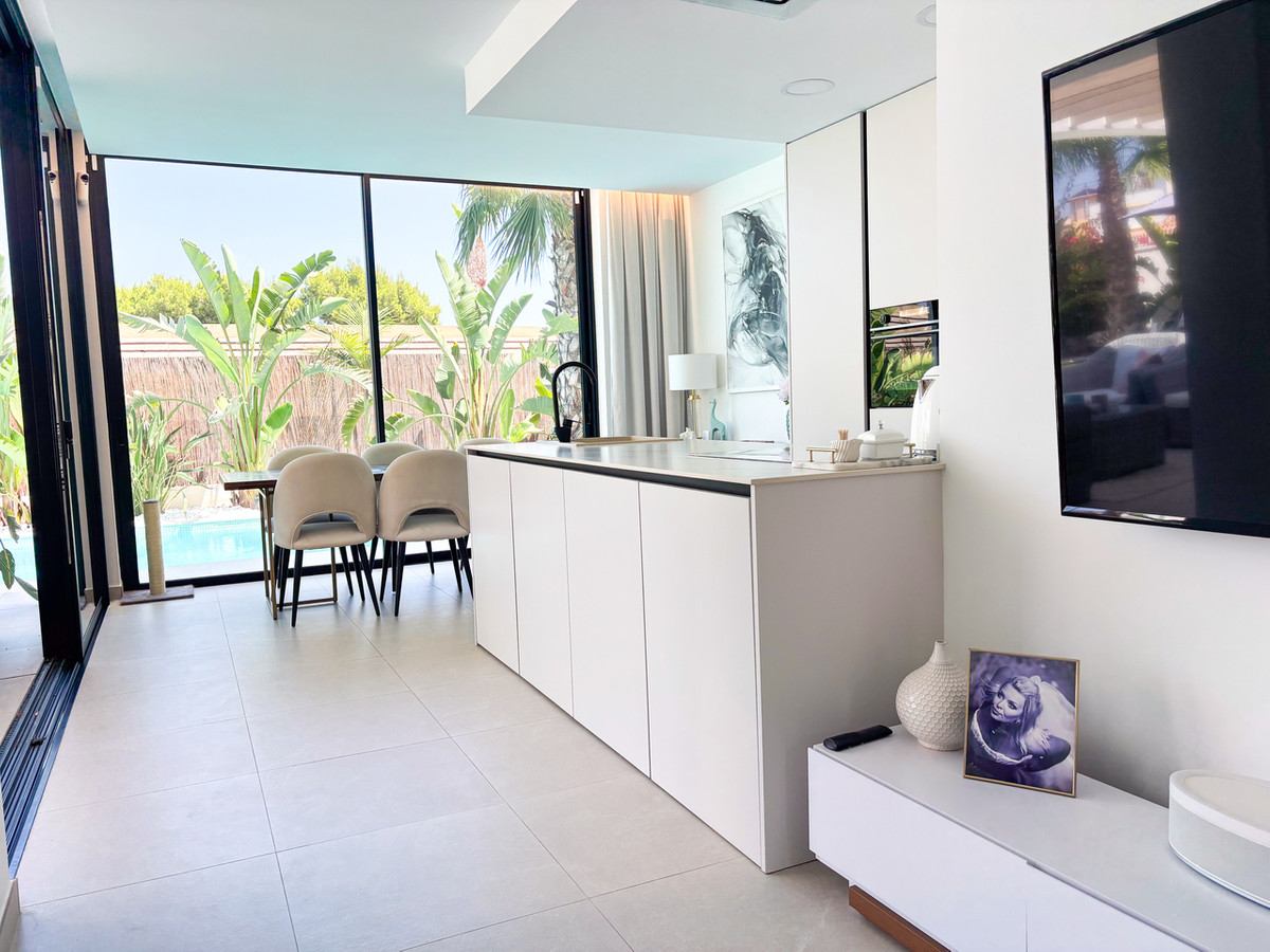 For sale - 3 Bedroom 3 Bathroom House - Detached Villa in Orihuela - Cabo Roig  - Alicante