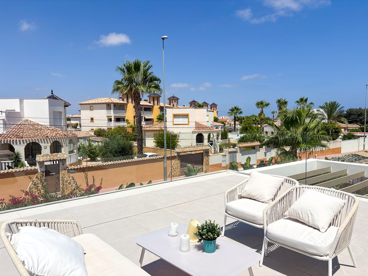 For sale - 3 Bedroom 3 Bathroom House - Detached Villa in Orihuela - Cabo Roig  - Alicante
