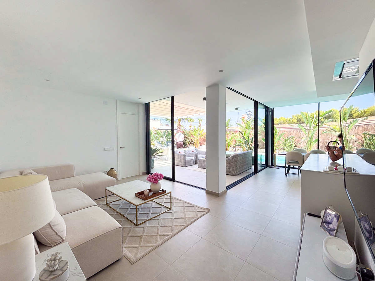 For sale - 3 Bedroom 3 Bathroom House - Detached Villa in Orihuela - Cabo Roig  - Alicante