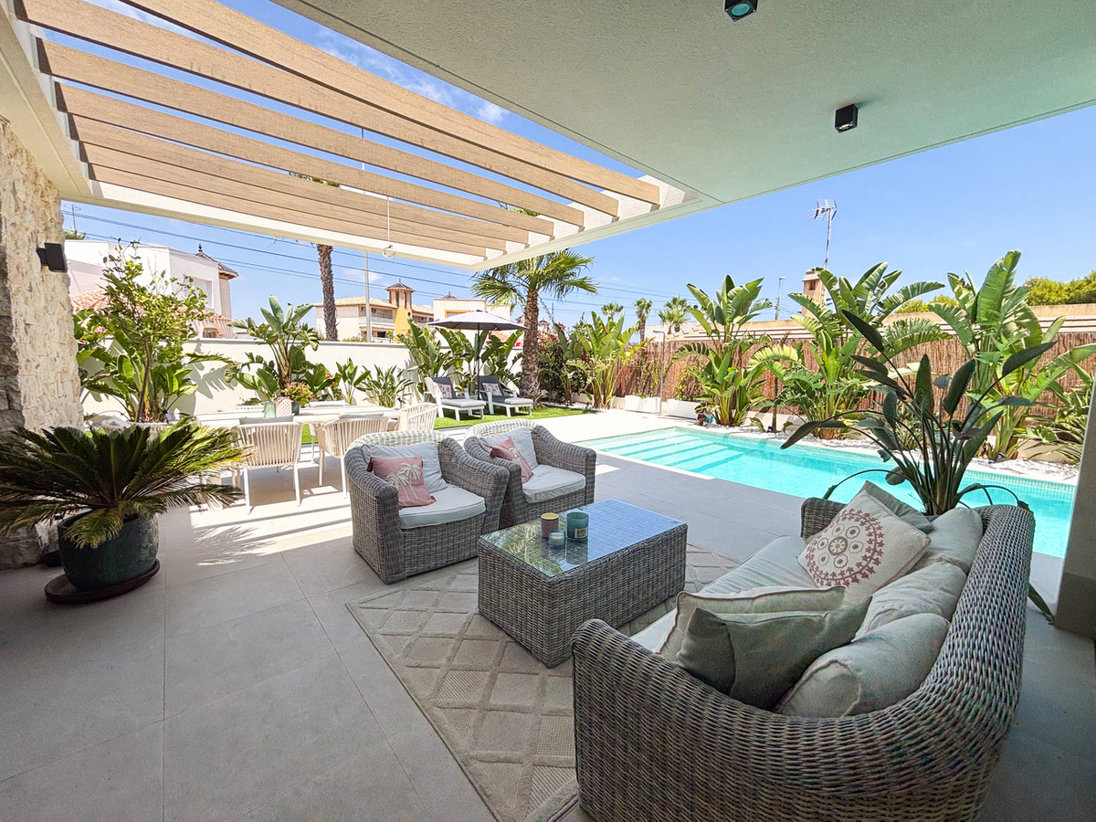 For sale - 3 Bedroom 3 Bathroom House - Detached Villa in Orihuela - Cabo Roig  - Alicante