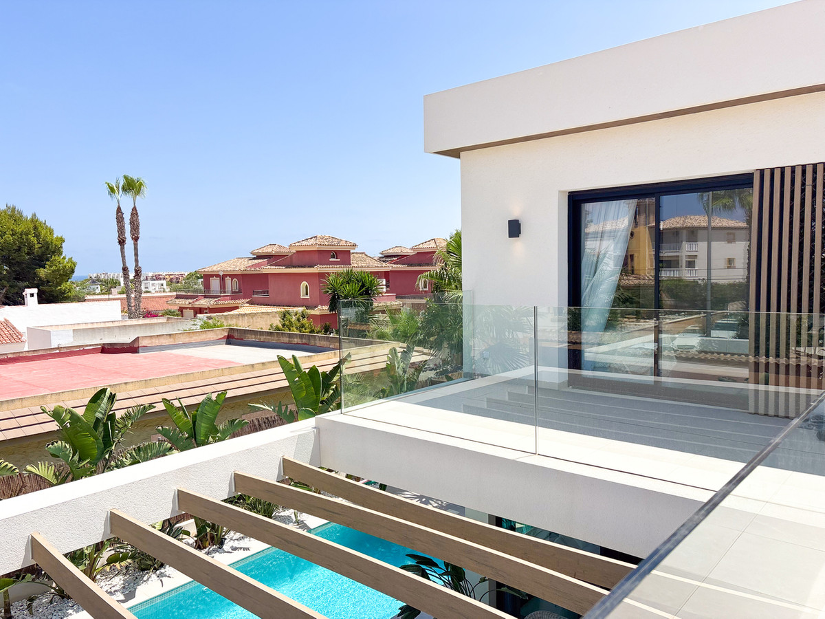 For sale - 3 Bedroom 3 Bathroom House - Detached Villa in Orihuela - Cabo Roig  - Alicante