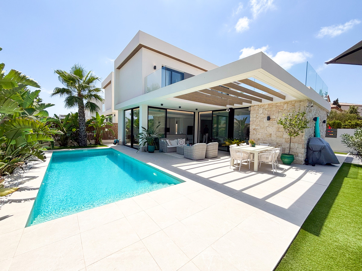 For sale - 3 Bedroom 3 Bathroom House - Detached Villa in Orihuela - Cabo Roig  - Alicante