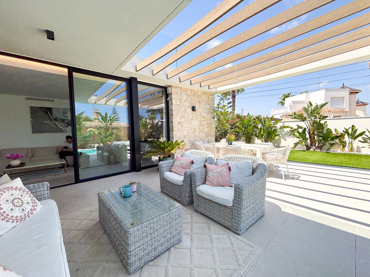 For sale - 3 Bedroom 3 Bathroom House - Detached Villa in Orihuela - Cabo Roig  - Alicante