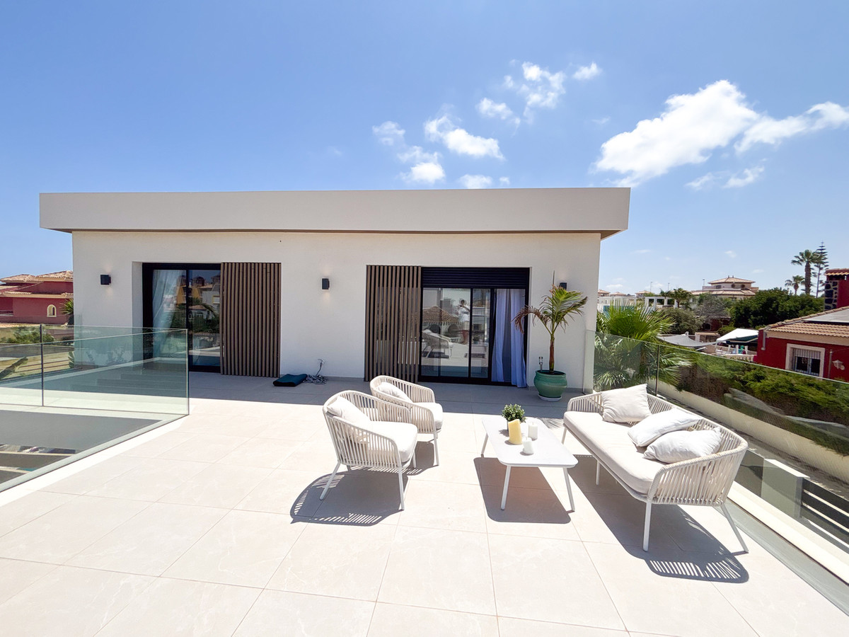 For sale - 3 Bedroom 3 Bathroom House - Detached Villa in Orihuela - Cabo Roig  - Alicante