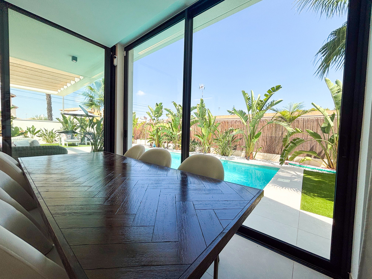 For sale - 3 Bedroom 3 Bathroom House - Detached Villa in Orihuela - Cabo Roig  - Alicante