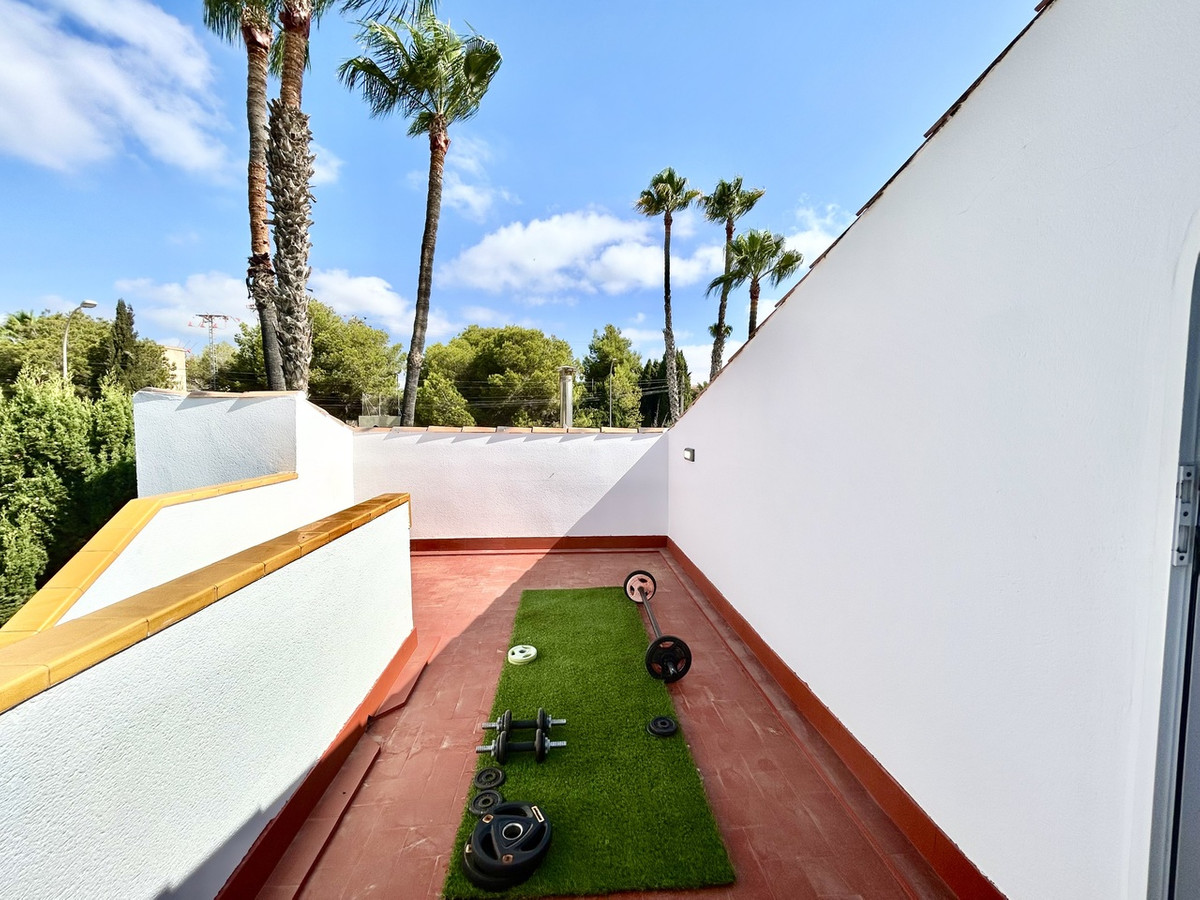 For sale - 3 Bedroom 3 Bathroom House - Detached Villa in Orihuela - Villamartin  - Alicante