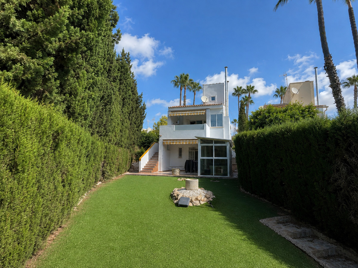 For sale - 3 Bedroom 3 Bathroom House - Detached Villa in Orihuela - Villamartin  - Alicante
