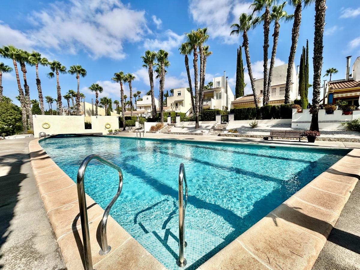 For sale - 3 Bedroom 3 Bathroom House - Detached Villa in Orihuela - Villamartin  - Alicante