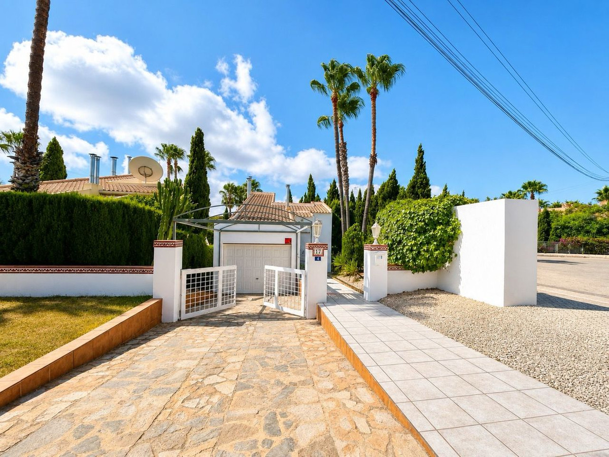 For sale - 3 Bedroom 3 Bathroom House - Detached Villa in Orihuela - Villamartin  - Alicante