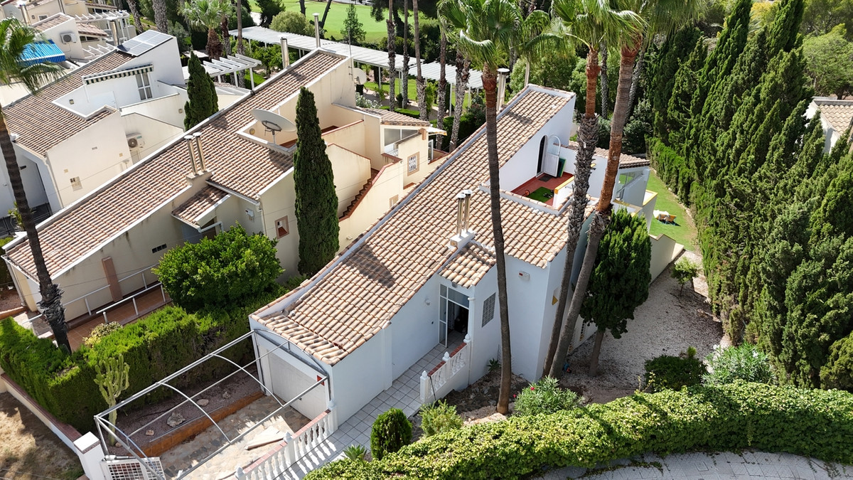 For sale - 3 Bedroom 3 Bathroom House - Detached Villa in Orihuela - Villamartin  - Alicante