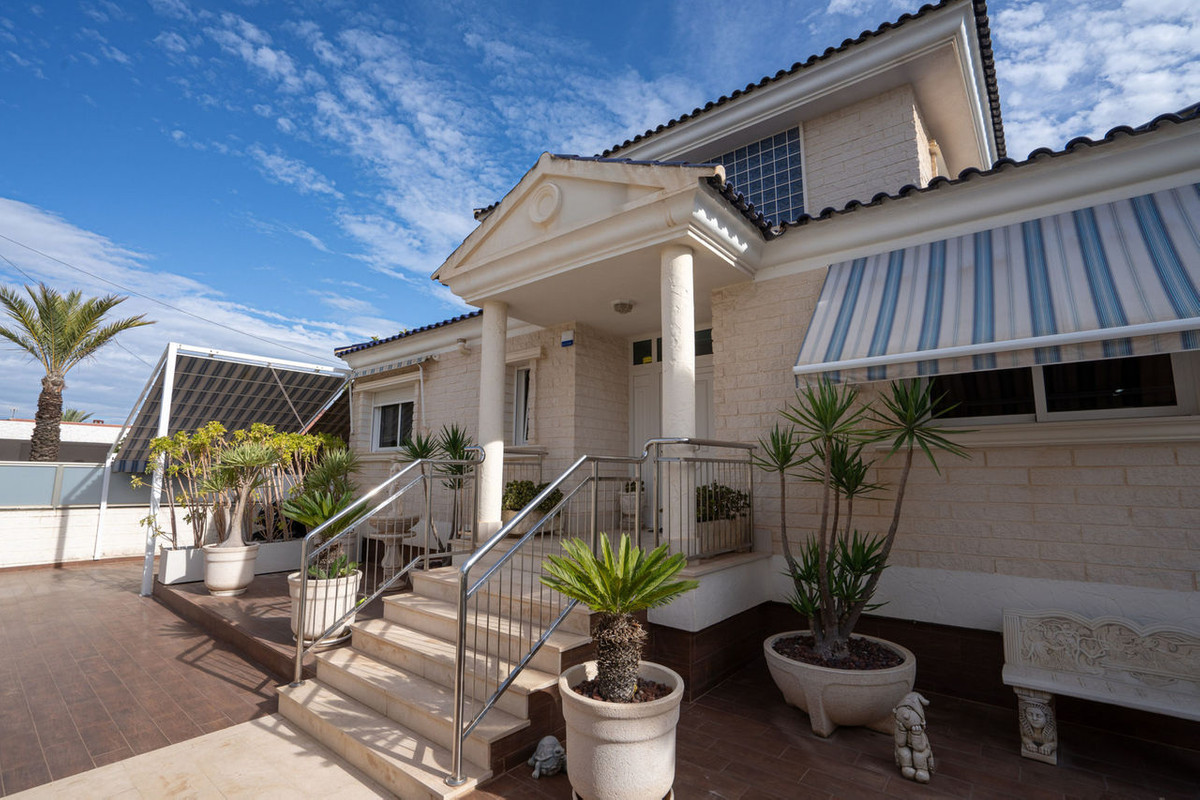For sale - 5 Bedroom 5 Bathroom House - Detached Villa in Torrevieja - La Mata  - Alicante
