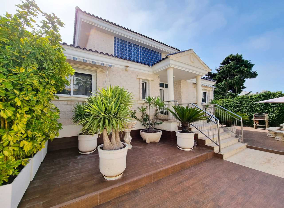 For sale - 5 Bedroom 5 Bathroom House - Detached Villa in Torrevieja - La Mata  - Alicante