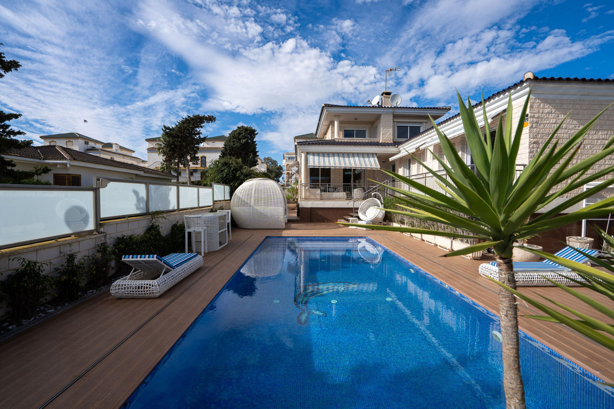 For sale - 5 Bedroom 5 Bathroom House - Detached Villa in Torrevieja - La Mata  - Alicante