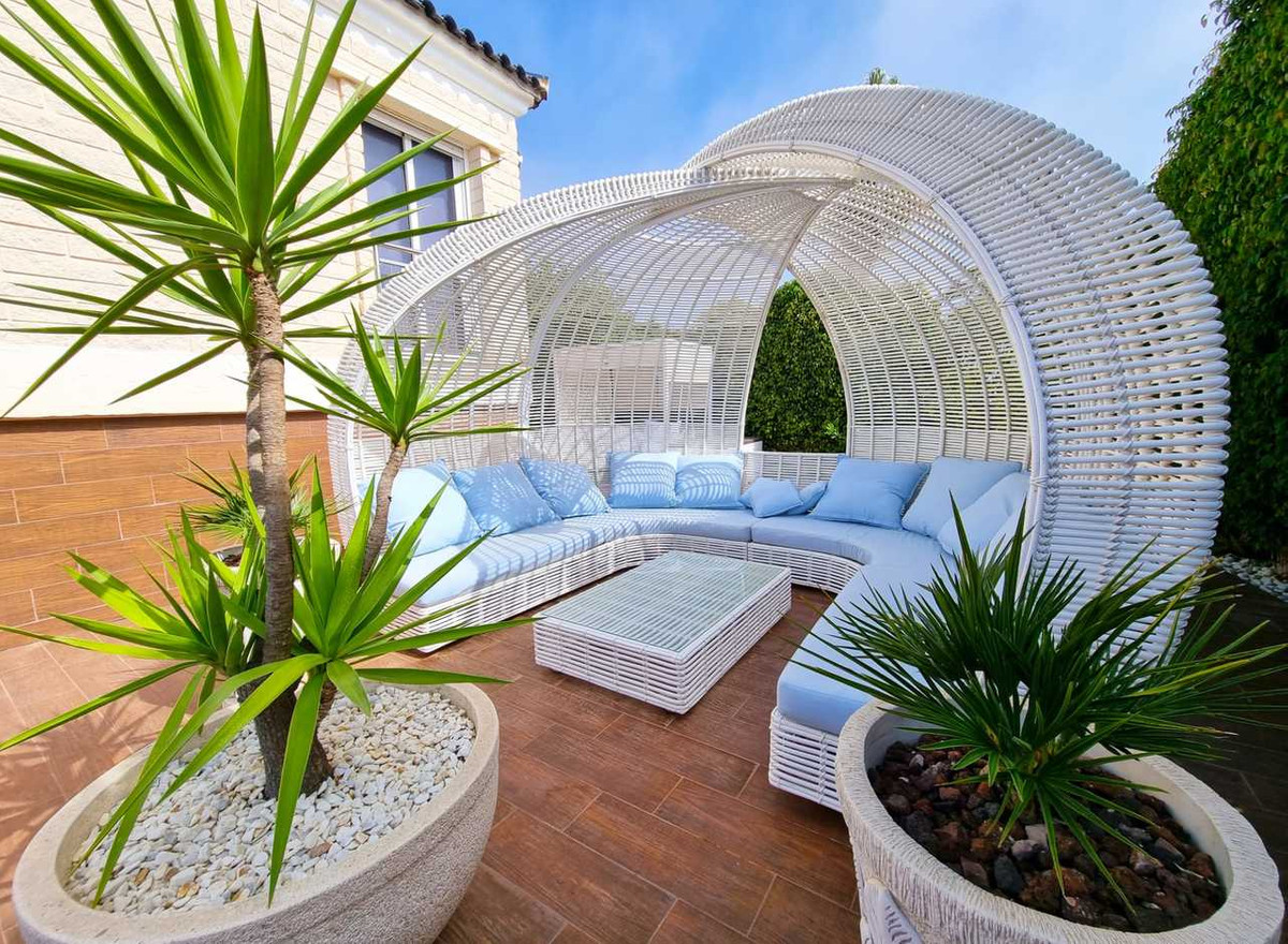 For sale - 5 Bedroom 5 Bathroom House - Detached Villa in Torrevieja - La Mata  - Alicante