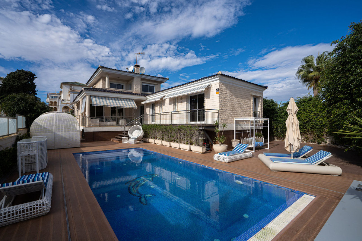 For sale - 5 Bedroom 5 Bathroom House - Detached Villa in Torrevieja - La Mata  - Alicante