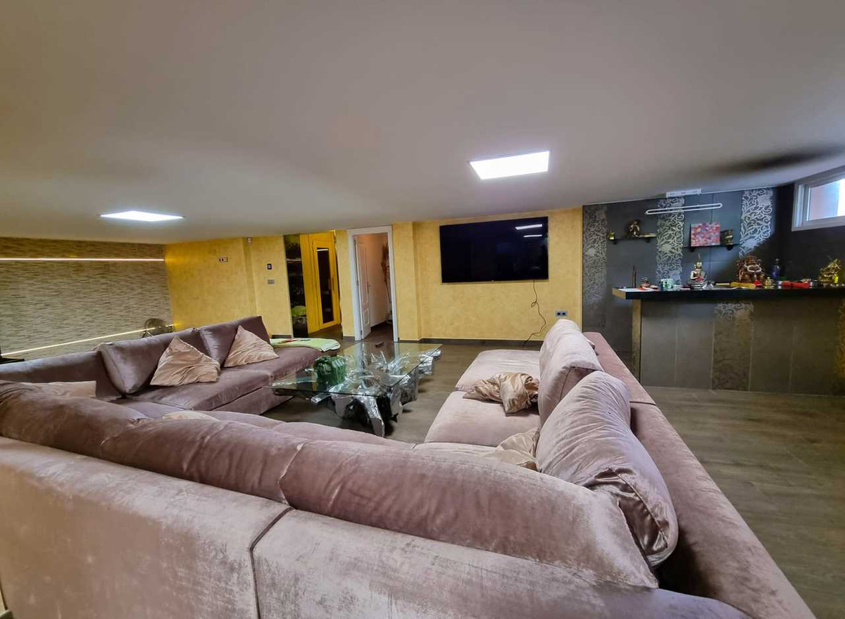 For sale - 5 Bedroom 5 Bathroom House - Detached Villa in Torrevieja - La Mata  - Alicante