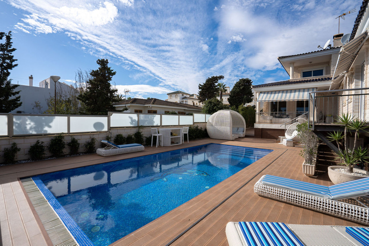 For sale - 5 Bedroom 5 Bathroom House - Detached Villa in Torrevieja - La Mata  - Alicante