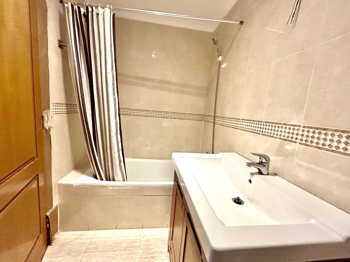 For sale - 2 Bedroom 2 Bathroom Apartment - Middle Floor Apartment in Torrevieja - Torrevieja Centro  - Alicante