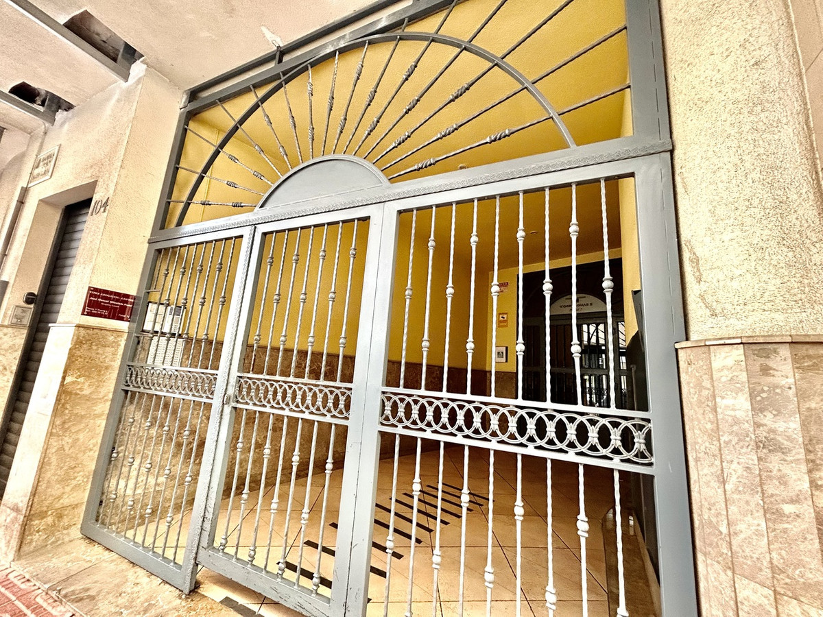 For sale - 2 Bedroom 2 Bathroom Apartment - Middle Floor Apartment in Torrevieja - Torrevieja Centro  - Alicante
