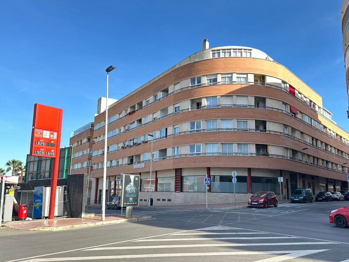 For sale - 2 Bedroom 2 Bathroom Apartment - Middle Floor Apartment in Torrevieja - Torrevieja Centro  - Alicante