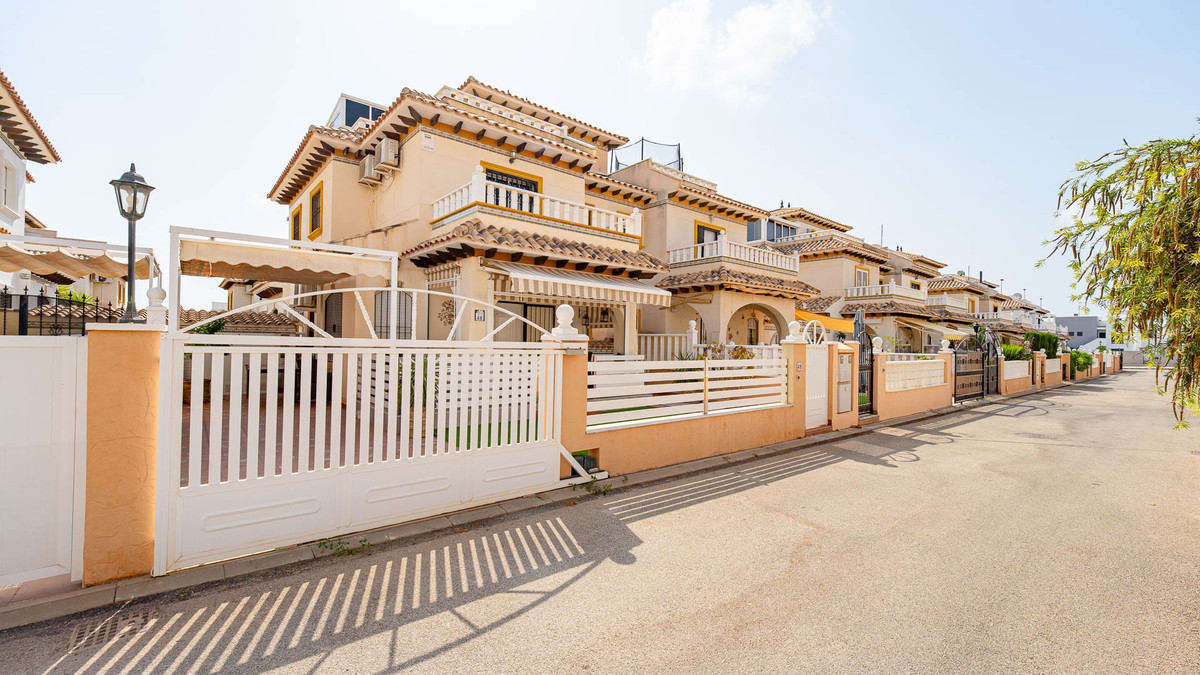 For sale - 3 Bedroom 2 Bathroom House - Quad in Orihuela - Lomas de Cabo Roig  - Alicante