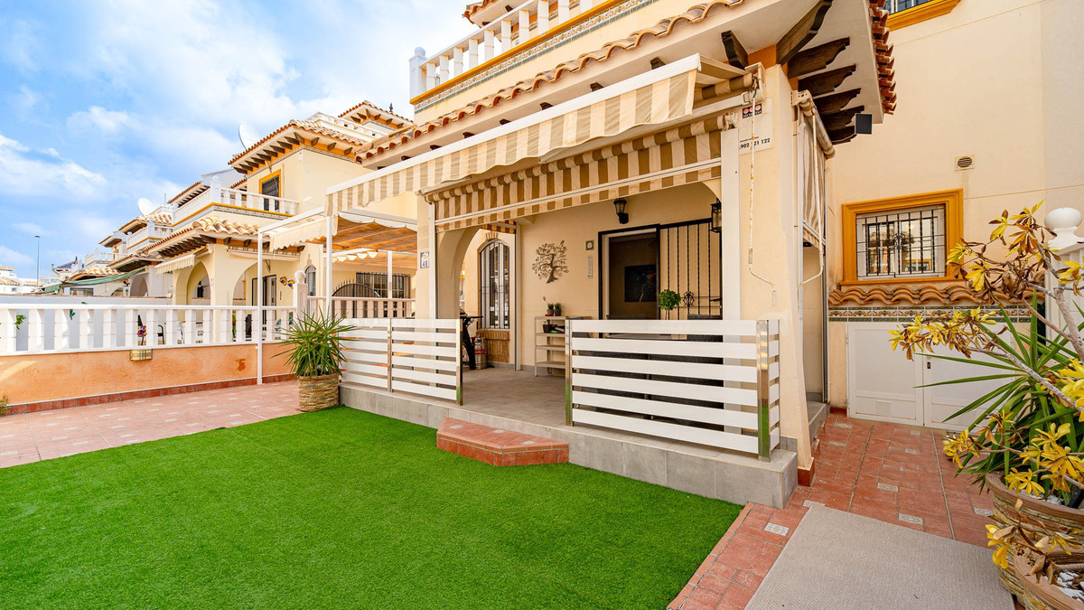 For sale - 3 Bedroom 2 Bathroom House - Quad in Orihuela - Lomas de Cabo Roig  - Alicante