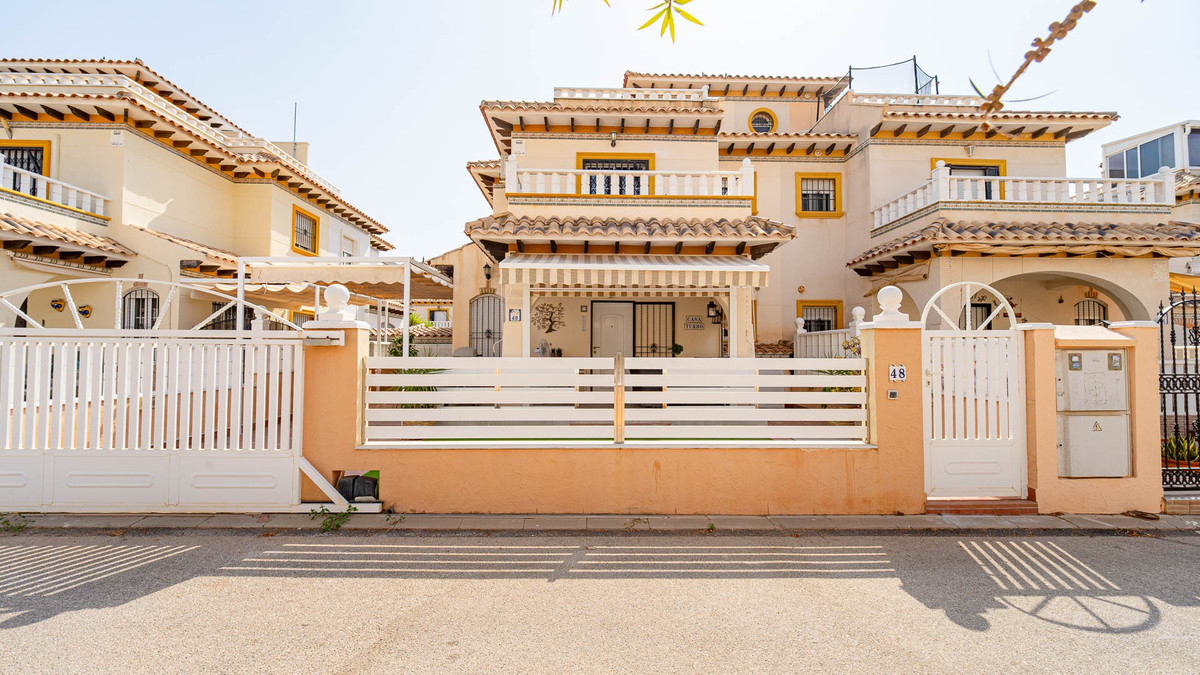 For sale - 3 Bedroom 2 Bathroom House - Quad in Orihuela - Lomas de Cabo Roig  - Alicante