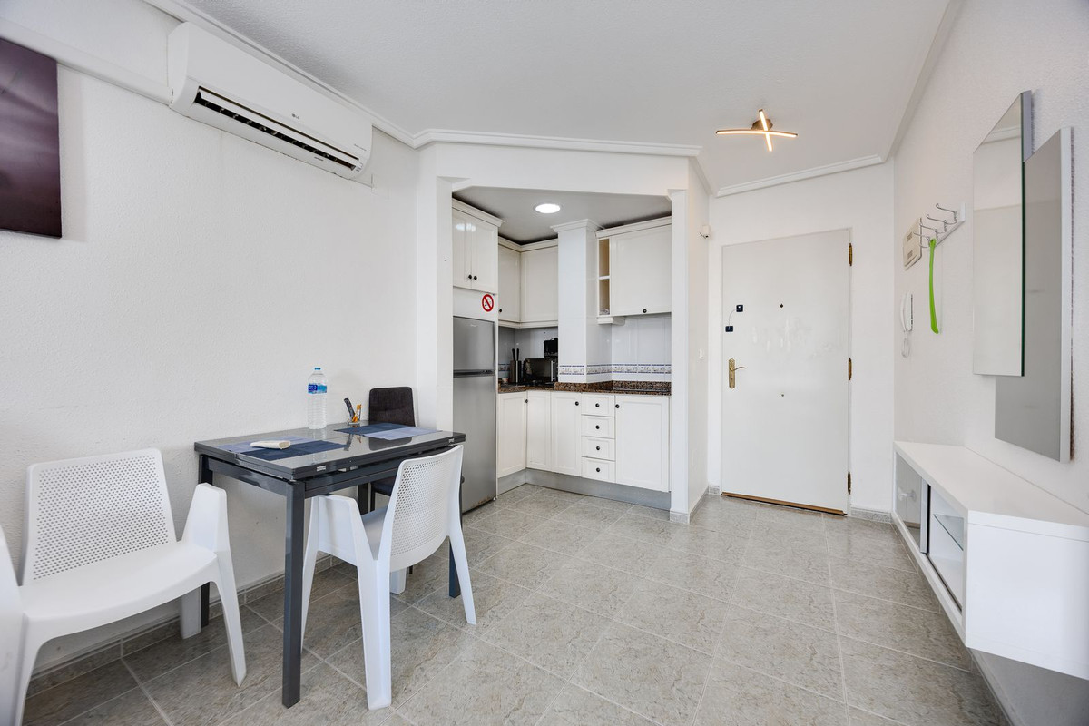 For sale - 2 Bedroom 1 Bathroom Apartment - Top Floor Apartment in Torrevieja - Torrevieja Centro  - Alicante
